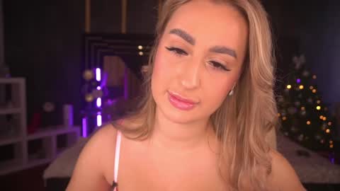Snapshot of paolamola chatting on December 2024 11:29:01 AM Lia online show from December 2024 11:29:01 AM