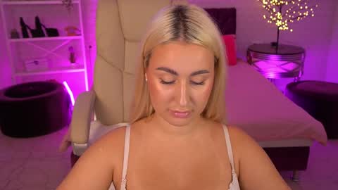 Lia online show from May 2026 02:01:02 PM
