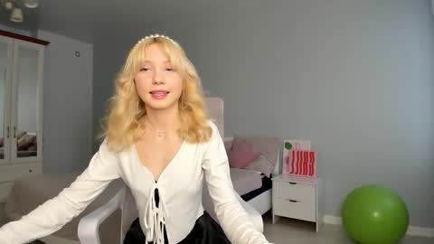 Melena online show from November 2025 08:24:01 AM