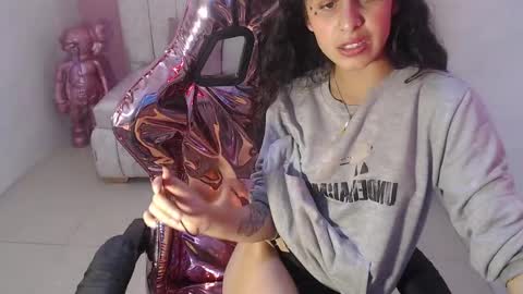 Snapshot of paris_1sub chatting on March 2025 09:48:01 PM Paris 1sub online show from March 2025 09:48:01 PM