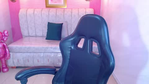 Snapshot of paris_1sub chatting on October 2025 02:17:02 PM Paris 1sub online show from October 2025 02:17:02 PM