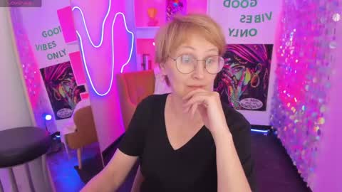 Snapshot of paris_cherry chatting on May 2026 05:41:02 PM Paris online show from May 2026 05:41:02 PM