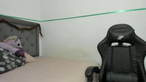 Snapshot of pasionaleshot69 chatting on January 2025 11:01:02 PM Violetafantasy online show from January 2025 11:01:02 PM