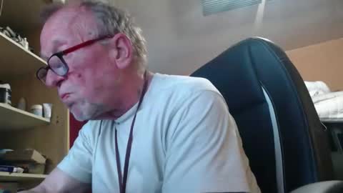 Snapshot of pc8474408 chatting on April 2026 06:03:01 PM pc8474408 online show from April 2026 06:03:01 PM