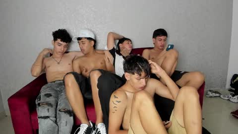 Snapshot of pelusos_mens chatting on December 2024 12:07:02 AM CAIN-19 ALLEN-18 RONALD-18 AUSTIN-18 MOD DANTE online show from December 2024 12:07:02 AM