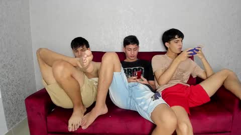 Snapshot of pelusos_mens chatting on December 2024 08:55:02 PM CAIN-19 ALLEN-18 RONALD-18 AUSTIN-18 MOD DANTE online show from December 2024 08:55:02 PM