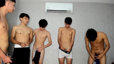 Snapshot of pelusos_mens chatting on January 2025 12:01:01 AM CAIN-19 ALLEN-18 RONALD-18 AUSTIN-18 MOD DANTE online show from January 2025 12:01:01 AM