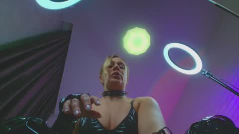 Dia  online show from December 2024 02:44:02 AM