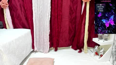 Perla Thompson online show from October 2025 09:22:01 PM