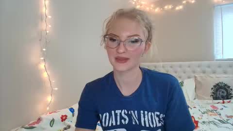 Snapshot of petite_cupcake chatting on November 2025 05:28:02 PM Little cupcake online show from November 2025 05:28:02 PM