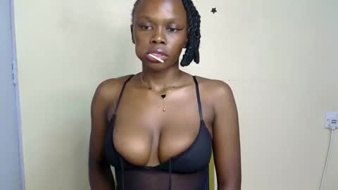 Snapshot of petite_desiree chatting on November 2025 08:07:01 PM Desiree online show from November 2025 08:07:01 PM