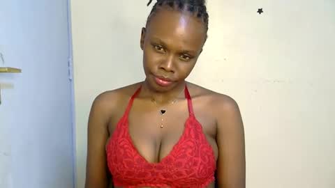 Snapshot of petite_desiree chatting on November 2025 09:31:01 PM Desiree online show from November 2025 09:31:01 PM