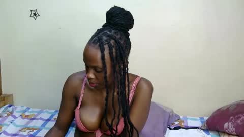 Snapshot of petite_desiree chatting on November 2025 07:27:01 PM Desiree online show from November 2025 07:27:01 PM