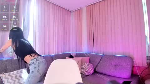 Snapshot of petite_linda chatting on September 2025 07:57:01 PM Linda online show from September 2025 07:57:01 PM
