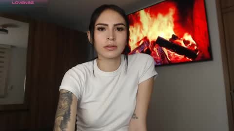 Snapshot of petite_linda chatting on April 2026 06:35:02 AM Linda online show from April 2026 06:35:02 AM