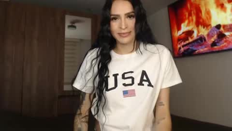 Snapshot of petite_linda chatting on April 2026 03:53:02 AM Linda online show from April 2026 03:53:02 AM