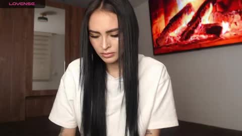 Snapshot of petite_linda chatting on May 2026 08:19:01 AM Linda online show from May 2026 08:19:01 AM