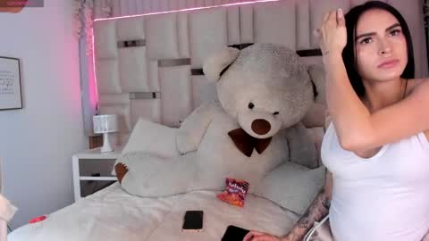 Snapshot of petite_linda chatting on May 2026 04:06:01 AM Linda online show from May 2026 04:06:01 AM