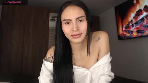 Snapshot of petite_linda chatting on May 2026 04:52:02 AM Linda online show from May 2026 04:52:02 AM