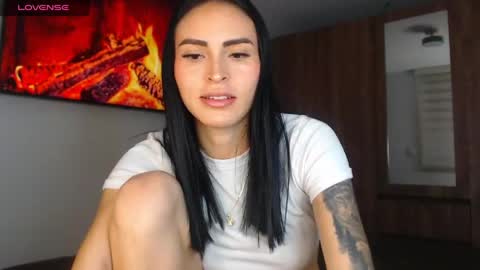 Snapshot of petite_linda chatting on May 2026 03:01:02 AM Linda online show from May 2026 03:01:02 AM