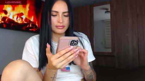 Snapshot of petite_linda chatting on June 2026 01:56:01 AM Linda online show from June 2026 01:56:01 AM