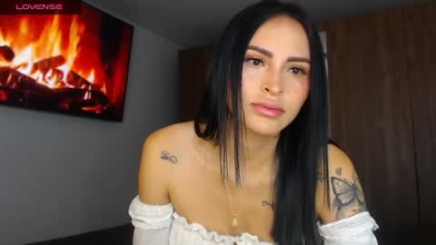 Snapshot of petite_linda chatting on June 2026 07:46:01 AM Linda online show from June 2026 07:46:01 AM