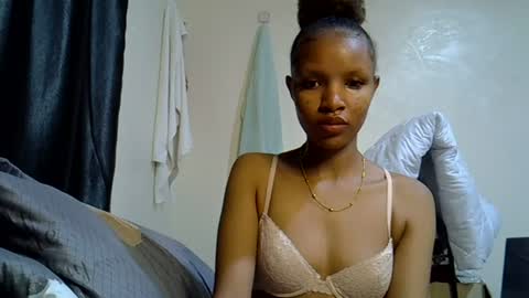 Snapshot of petite_melinda chatting on June 2026 12:32:02 AM petite_melinda online show from June 2026 12:32:02 AM