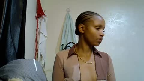 Snapshot of petite_melinda chatting on June 2026 04:09:01 AM petite_melinda online show from June 2026 04:09:01 AM