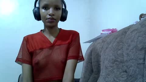 Snapshot of petite_melinda chatting on July 2026 02:02:02 PM petite_melinda online show from July 2026 02:02:02 PM