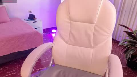 Snapshot of petite_molly_ chatting on November 2025 01:22:02 PM petite_molly_ online show from November 2025 01:22:02 PM