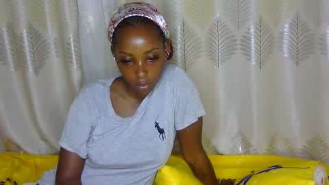 Snapshot of petite_tanya chatting on February 2025 02:39:02 AM Tanya online show from February 2025 02:39:02 AM