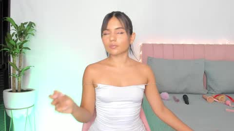 Snapshot of petitedanna chatting on February 2025 10:58:01 AM Danna online show from February 2025 10:58:01 AM