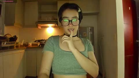 Snapshot of petitee_lunna chatting on February 2026 01:35:02 AM Lunna online show from February 2026 01:35:02 AM