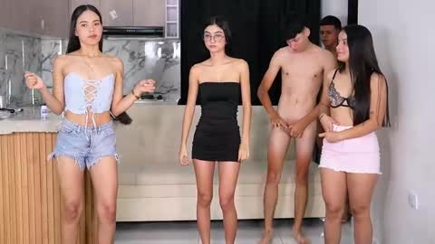 Snapshot of petites_perles chatting on October 2025 01:33:02 PM Sara Emma and Nahomy online show from October 2025 01:33:02 PM