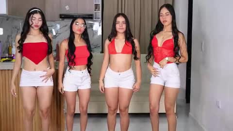 Snapshot of petites_perles chatting on October 2025 01:56:02 PM Sara Emma and Nahomy online show from October 2025 01:56:02 PM