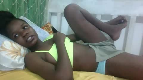 Snapshot of petitesweetchiq chatting on October 2025 10:05:01 PM petitesweetchiq online show from October 2025 10:05:01 PM