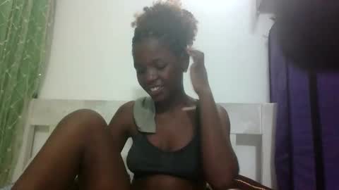 Snapshot of petitesweetchiq chatting on October 2025 07:03:02 PM petitesweetchiq online show from October 2025 07:03:02 PM