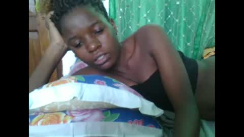 Snapshot of petitesweetchiq chatting on October 2025 11:00:01 AM petitesweetchiq online show from October 2025 11:00:01 AM