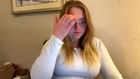 Snapshot of phatassblond chatting on January 2025 09:17:02 PM PhatAssBlond online show from January 2025 09:17:02 PM