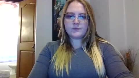 Snapshot of phatassblond chatting on February 2025 09:49:02 PM PhatAssBlond online show from February 2025 09:49:02 PM