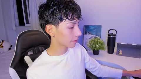 Snapshot of philipe_moonlight_ chatting on October 2025 04:59:02 AM Phil. INDEPENDENT MODEL online show from October 2025 04:59:02 AM