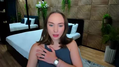 Emelie online show from September 2025 06:19:01 PM