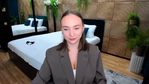 Emelie online show from September 2025 04:29:02 PM