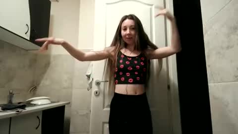 Snapshot of pieceofmoon chatting on December 2025 10:48:02 PM Moonie online show from December 2025 10:48:02 PM