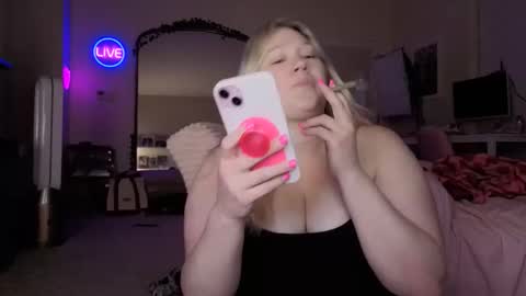 Snapshot of piggyrose chatting on April 2026 01:01:01 AM Piggy Rose online show from April 2026 01:01:01 AM