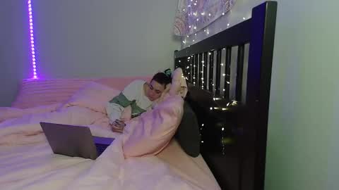 Snapshot of pink_tv chatting on November 2025 04:01:02 AM pink_tv online show from November 2025 04:01:02 AM