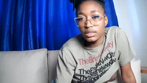 Snapshot of pinkaura_ chatting on June 2026 10:10:01 AM PinkyAura online show from June 2026 10:10:01 AM