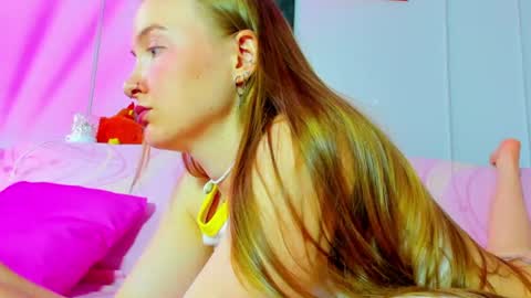Snapshot of pinkk_lemonade chatting on July 2026 11:03:01 AM Mila online show from July 2026 11:03:01 AM