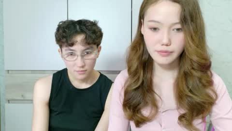 Snapshot of pinkylovers chatting on May 2026 02:43:01 PM Li long hair and Ru short hair online show from May 2026 02:43:01 PM