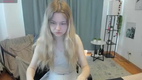 Snapshot of pixel_nest chatting on September 2025 06:04:02 AM Olga online show from September 2025 06:04:02 AM